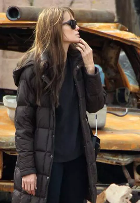 Angelina Jolie - Singura, la Budapesta