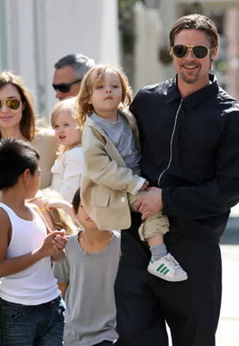 Brad Pitt si Angelina Jolie - Plimbare in familie