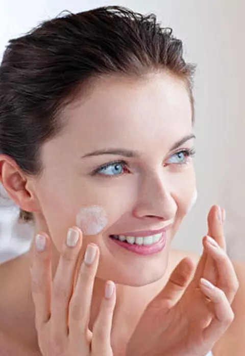 Nou de la Eucerin: gama de curatare DermatoCLEAN