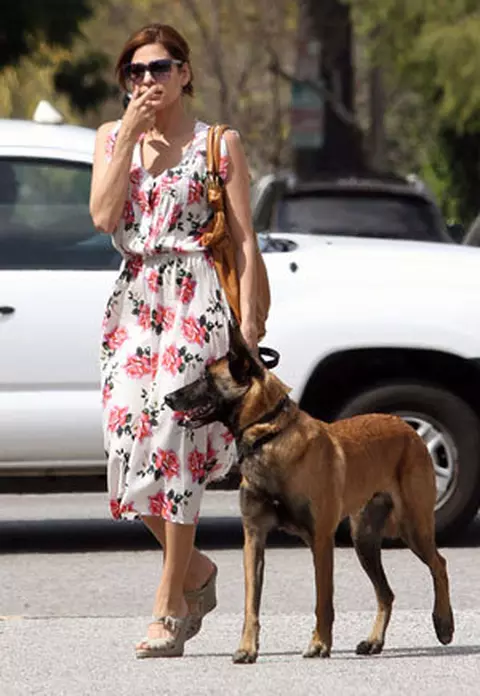 Eva Mendes a iesit la plimbare cu cainele ei