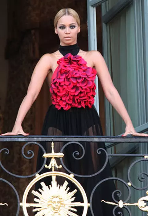 Tinutele purtate de Beyonce la Paris