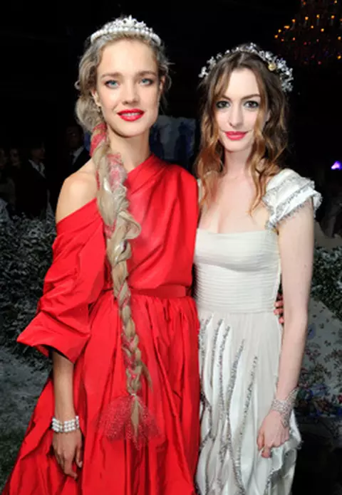 Natalia Vodianova si Anne Hathway - Bal la castel