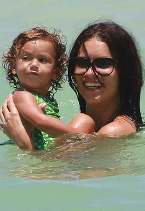 Adriana Lima - Distractie la Miami alaturi de fiica ei