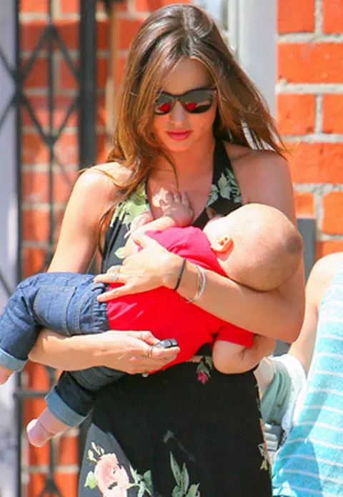 Miranda Kerr - Sexy mama in oras cu Orlando Bloom si fiul lor