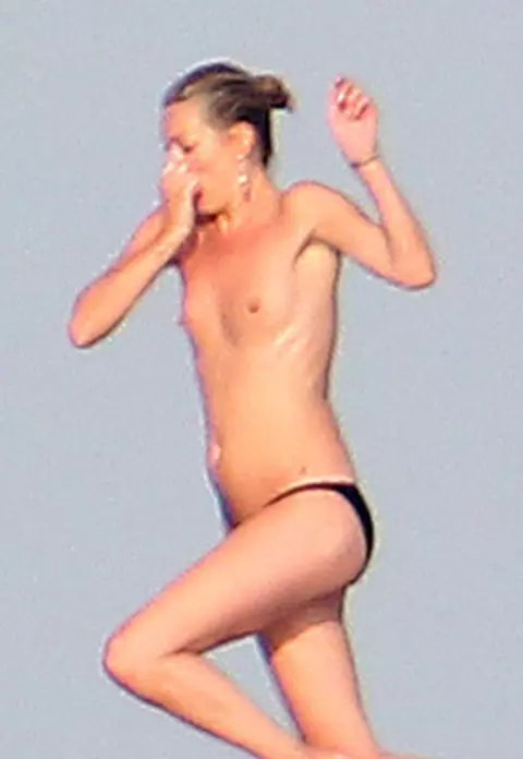 Kate Moss, topless la Saint-Tropez