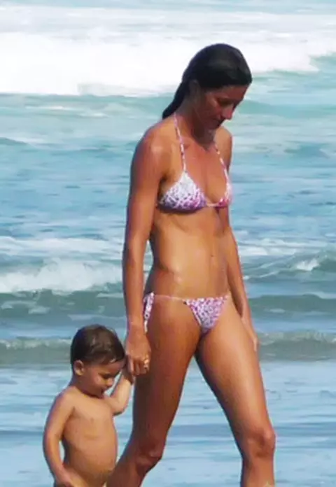 Gisele Bundchen - Cu fiul ei pe o plaja de vis din Costa Rica