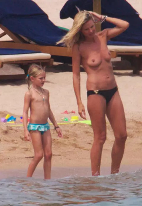 La 38 de ani, Heidi Klum a aparut topless in Sardinia