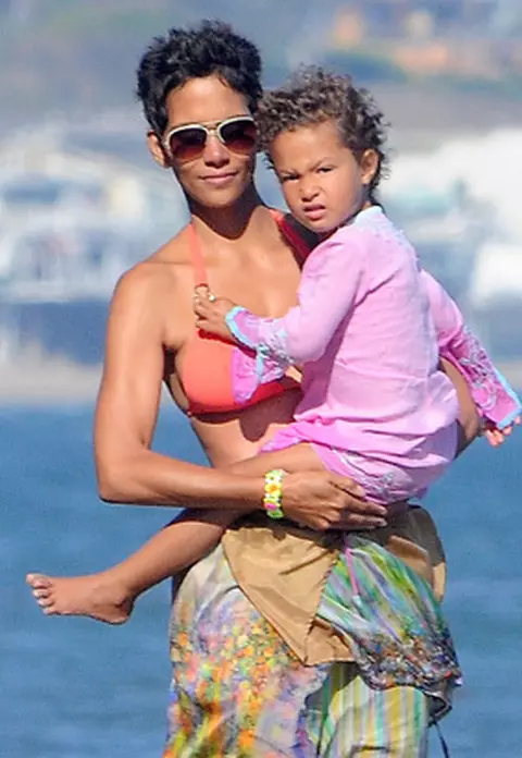 Halle Berry - A aniversat 45 de ani pe plaja, in Malibu