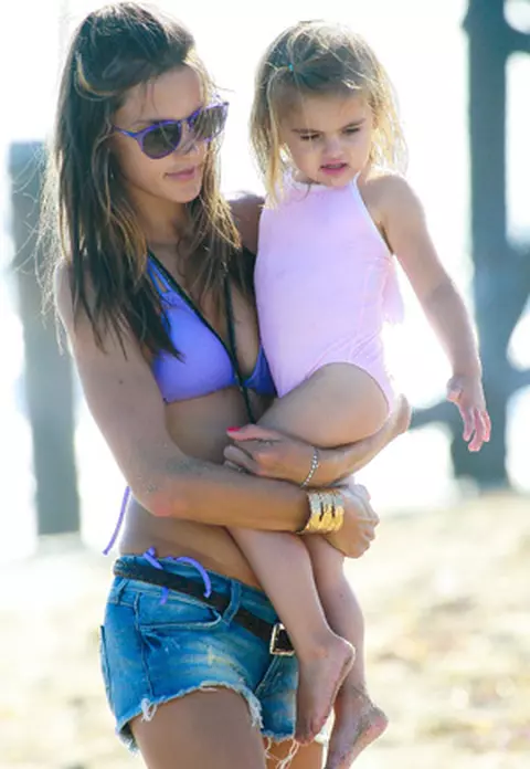 Alessandra Ambrosio - Zi perfecta in Malibu alaturi de familie