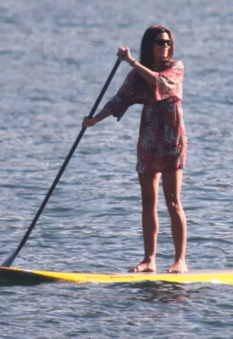 Cindy Crawford - Se mentine in forma facand surf
