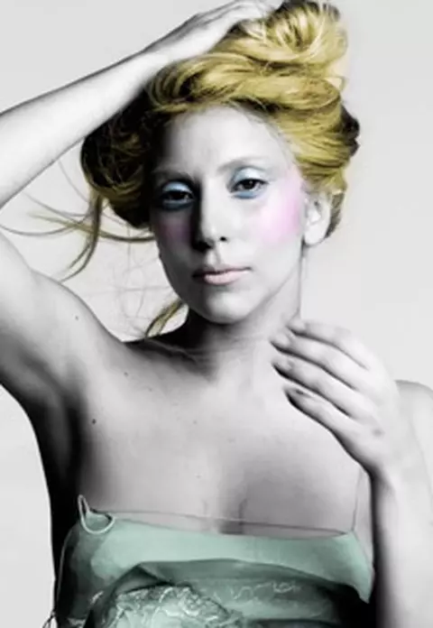 Lady Gaga - Naturala si sumar imbracata in noul ei "fashion film"