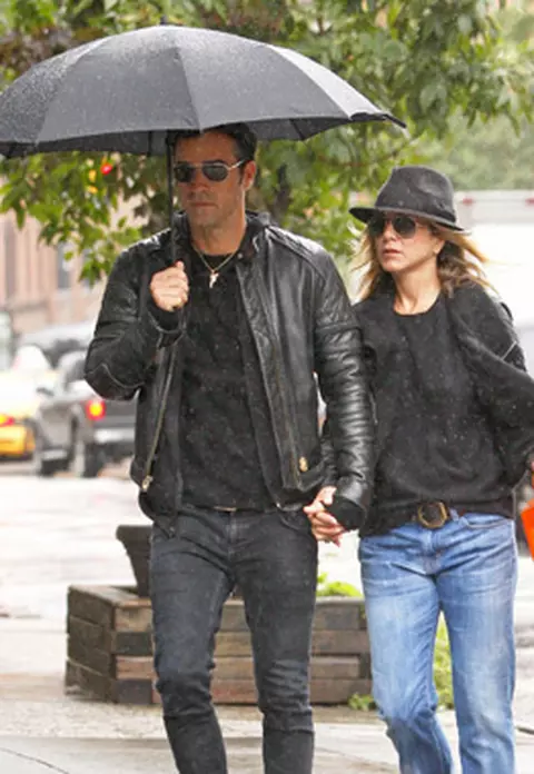 Jennifer Aniston - Plimbare romantica prin ploaie cu iubitul