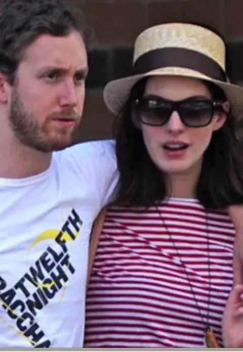 Actrita Anne Hathaway s-a logodit