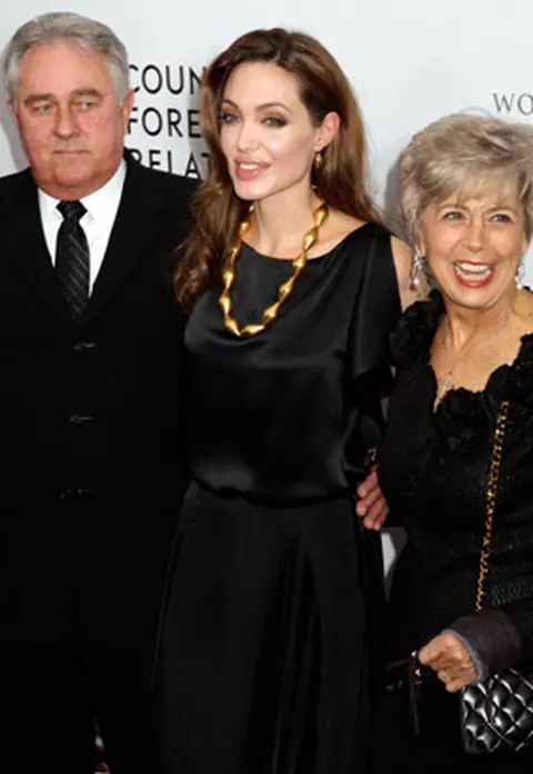 Angelina Jolie - debut regizoral si scenaristic alaturi de ’socri”