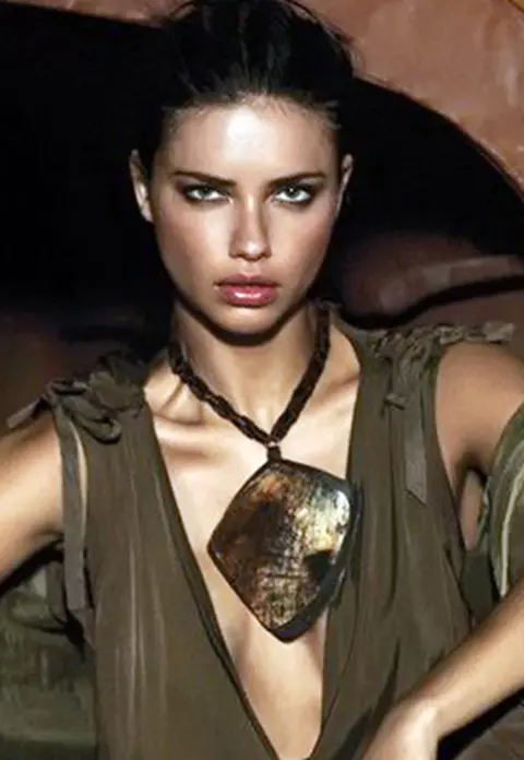 Adriana Lima prezinta colectia de primavara a Donnei Karan