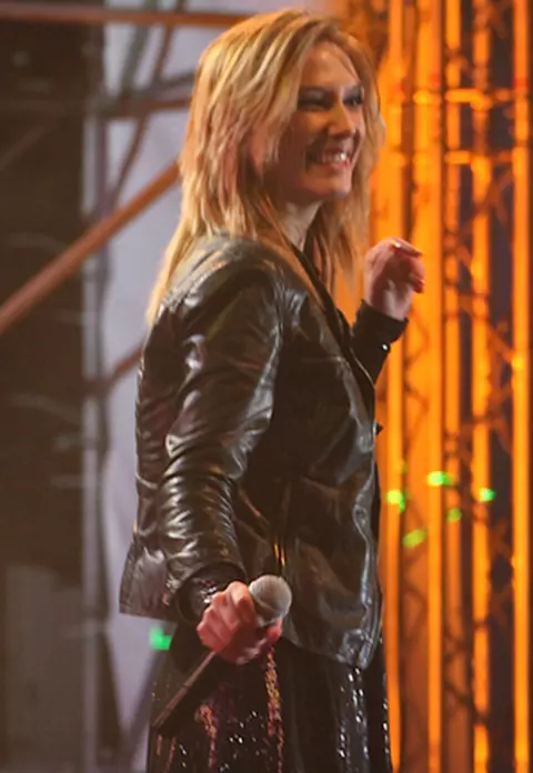 Adela Popescu a intrat in 2012 in concert cu Dj Project