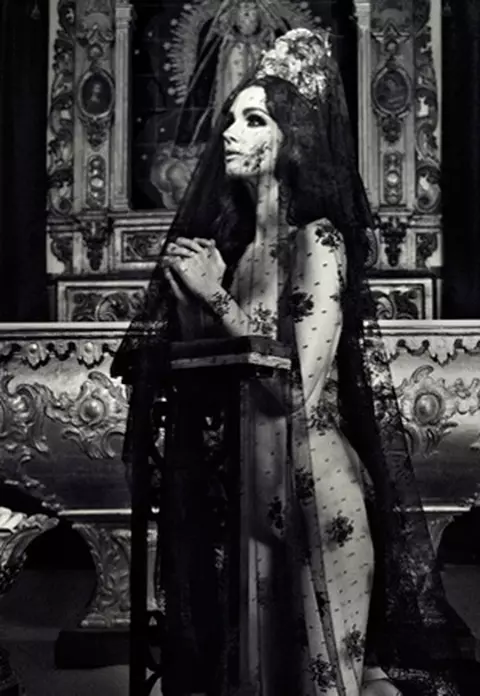 Actrita Paz Vega - dezbracata intr-o biserica catolica