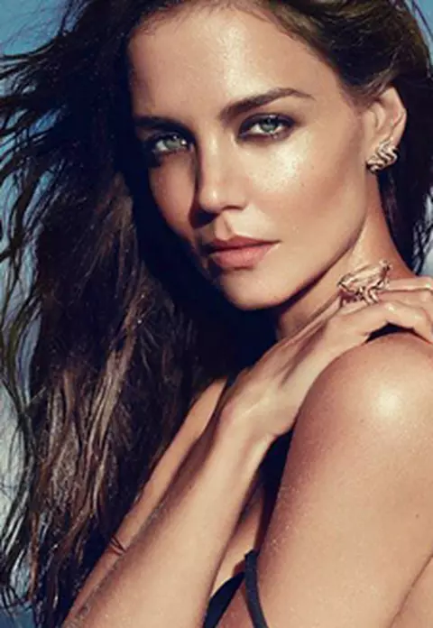 Katie Holmes a pozat aproape topless