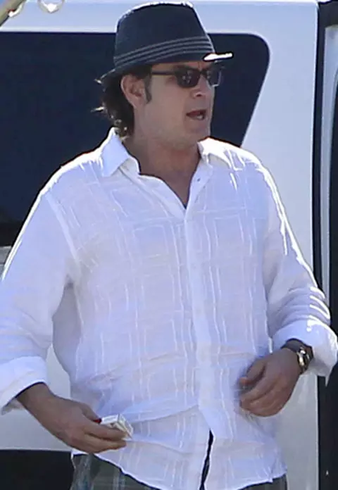 Charlie Sheen da semne ca s-a mai cumintit