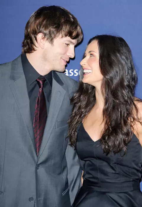 Ashton Kutcher & Demi Moore:  Cronica unui divort anuntat pe Twitter