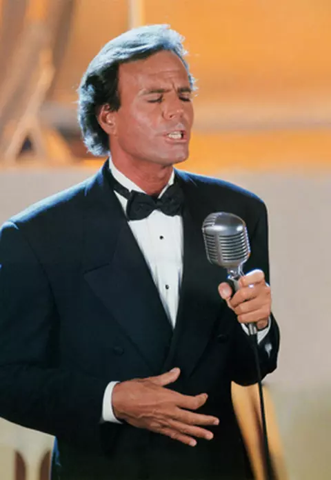 Julio Iglesias include Romania in turneul ”2012 World Tour”