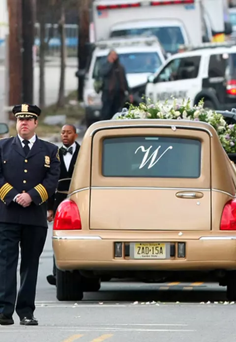 FOTO: Familia si prietenii lui Whitney Houston ajung la ceremonia funerara