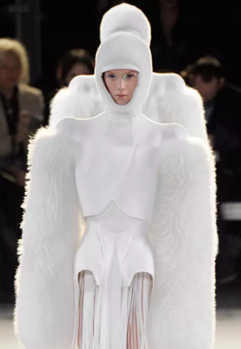 Cel mai nou show Mugler: colectia Prªt- -porter toamna/iarna 2012/13 prezentata la Paris