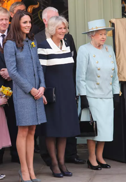 Ca fetele la shopping: Regina Elizabeth, Camilla si Catherine au inaugurat un magazin la Londra
