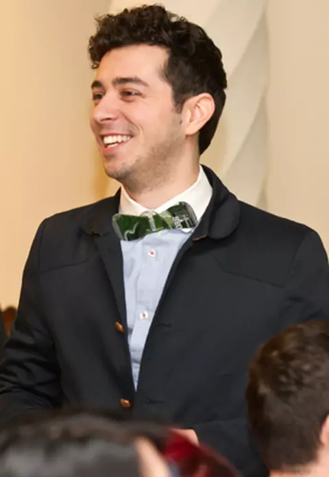 Vedete eco: Marius Moga si-a facut un papion dintr-o cutie de bere!