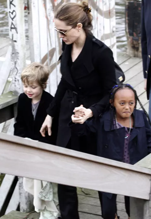 Paparazzi: Angelina Jolie cu Shiloh si Zahara - la plimbare prin Amsterdam