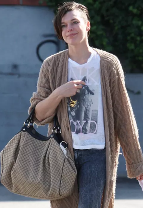 New look: Milla Jovovich s-a ras in cap