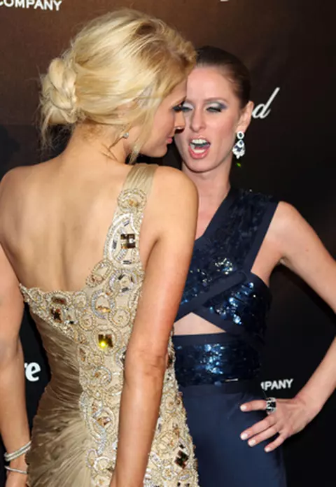 Momente penibile pe covorul rosu: Paris Hilton, Angelina si Brad, David si Victoria Beckham, Joan Collins