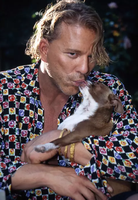 Aflat in Romania, Mickey Rourke a adoptat-o pe catelusa Foxy
