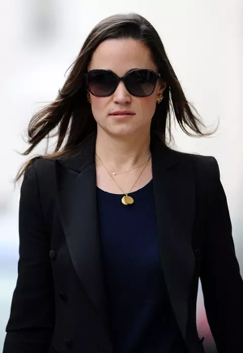 Uite Pippa, nu e Pippa: scandalul se amana, arma era falsa!