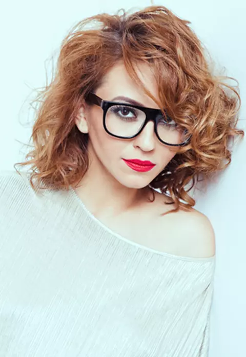 Giulia - insarcinata in luna a noua in noul videoclip!