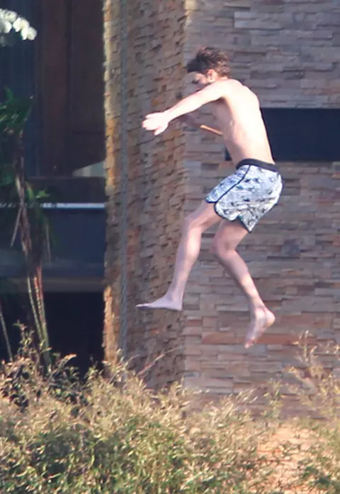 Romeo din balcon: Ashton Kutcher sfideaza gravitatia