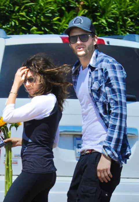Ashton Kutcher si Mila Kunis demascati de paparazzi