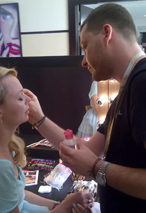 Make-up artistul Alexandru Abagiu in culisele Festivalului de la Cannes