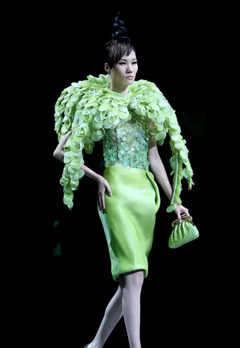 Defilare aniversara Armani la Beijing