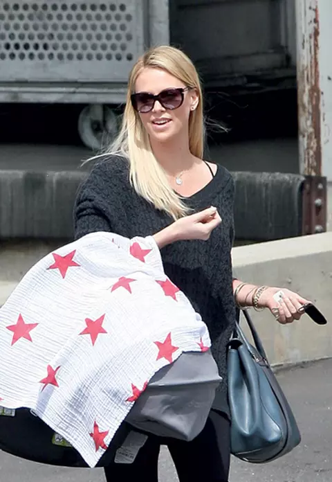Charlize Theron - o mama single