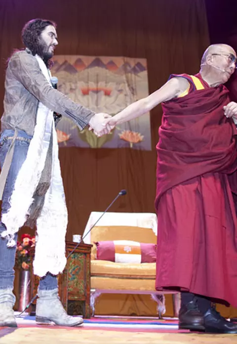 Vedete in acest weekend: Russell Brand & Dalai Lama, Pamela Anderson, Barbra Streisand, Natalie Portman
