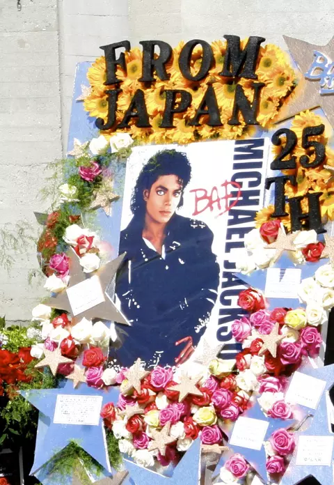 Michael Jackson, omagiat de artisti si vedete pe retelele de socializare