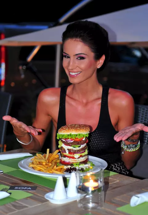 Geanina Ilies a sarbatorit Ziua Americii cu un hamburger urias