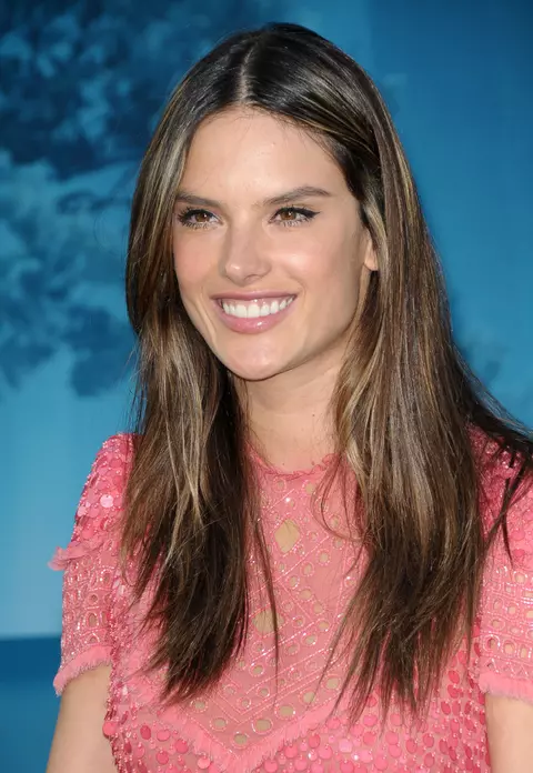 Vezi cum arata topmodelul Alessandra Ambrosio nemachiata