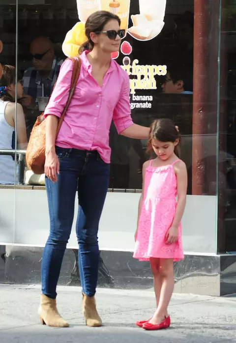 Fetele in roz: Katie Holmes si fiica ei arata ca doua bomboane