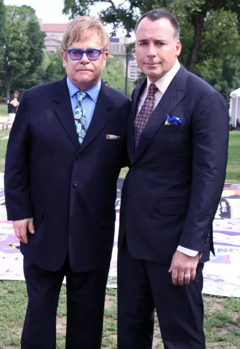 Sir Elton John va fi din nou tata
