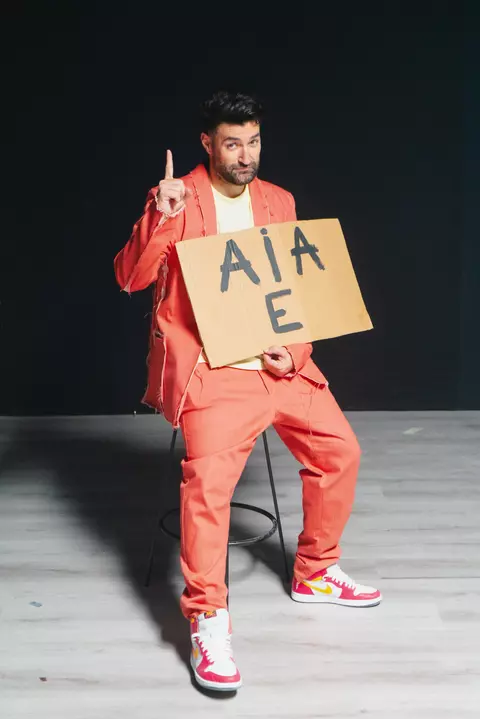 Smiley lansează „Aia e”, imnul optimistului