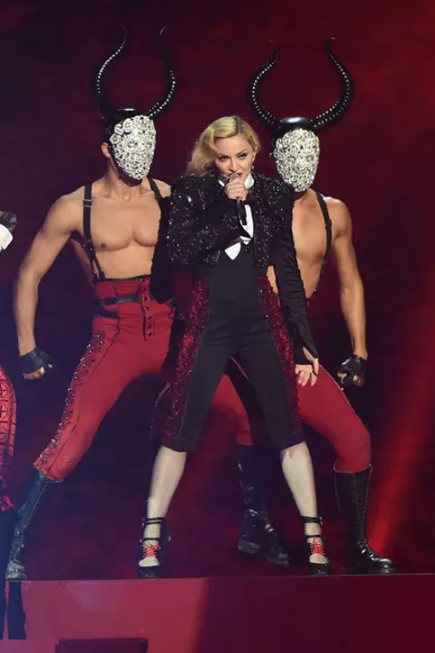 Madonna a cazut pe scena la Brit Awards 2015! (Video)