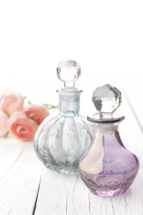 Cele mai bune moduri de a purta parfum in zilele calduroase!