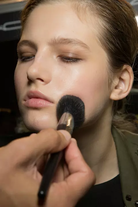 Produsele cosmetice, cum facem sa dureze mai mult?